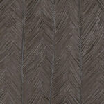 Donkerbruine Arte Itaya 75406 wandbekleding met een patroon van gestileerde, verticale palmbladstructuren.