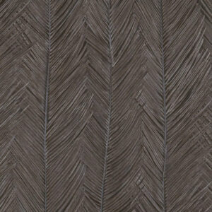 Donkerbruine Arte Itaya 75406 wandbekleding met een patroon van gestileerde, verticale palmbladstructuren.