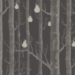Illustratie van een donker bos met gestileerde bomen en witte peren die aan de takken hangen.