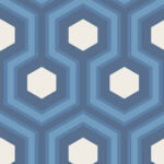 Geometrisch patroon 95-6035 met witte zeshoeken omringd door lagen blauwe zeshoekige ringen.