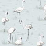 Illustratie van witte flamingo's in ondiep water met subtiele grassprieten op een lichtblauwe achtergrond.