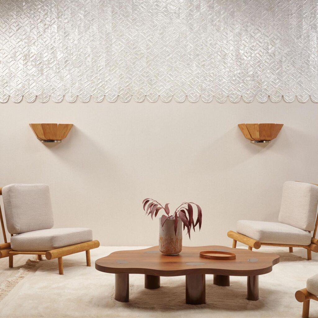 Moderne zithoek met licht houten meubels, een organisch gevormde salontafel en een glanzend ARTE Luster Abalone 70320 wandpaneel.