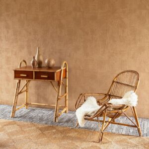 Sfeervolle interieurhoek met de ARte-Tali Tamba 60727 behang, een rotan stoel met schapenvacht en een bamboe bijzettafel met decoratieve vazen.