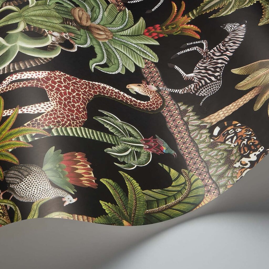 Illustratieve jungleprint met Afrikaanse dieren zoals een giraffe, zebra, luipaard en tropische planten op een zwarte achtergrond.