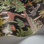 Illustratieve jungleprint met Afrikaanse dieren zoals een giraffe, zebra, luipaard en tropische planten op een zwarte achtergrond.