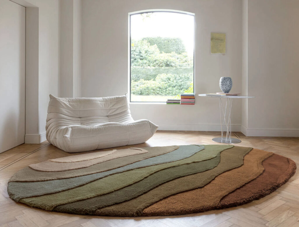 Rond vloerkleed Allegro-High-AEOH35894 met golvend patroon in aardetinten in een minimalistisch ingerichte woonkamer.