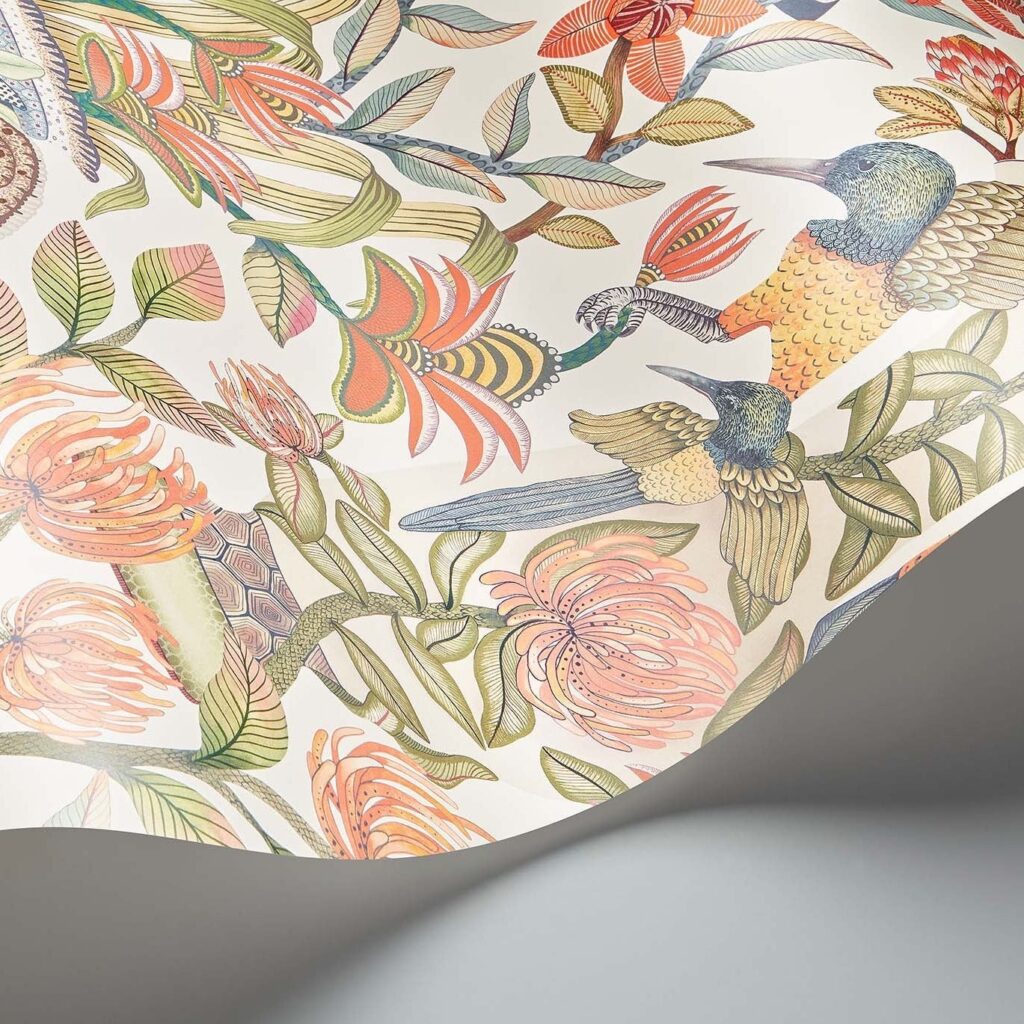 Gedetailleerde close-up van het Ardmore Jabula Protea Garden behang met kleurrijke bloemen, bladeren en vogels.