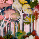 Kleurrijk panorama-behang met een dromerig boslandschap van witte bomen en rode, roze en gele bloesem in Arte Alaya's Banyan Red Blossom-patroon.
