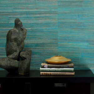 Zwarte kast met sculptuur, boeken en gouden schaal, tegen turquoise Arte All Naturals Camago 14003A behang.