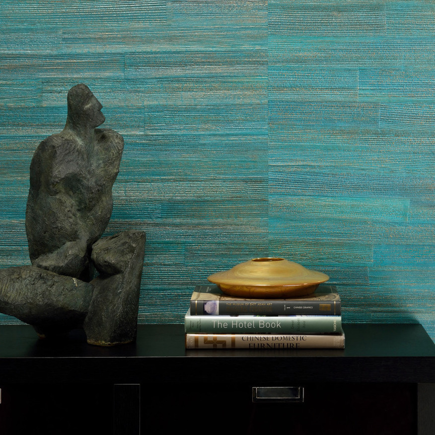 Zwarte kast met sculptuur, boeken en gouden schaal, tegen turquoise Arte All Naturals Camago 14003A behang.