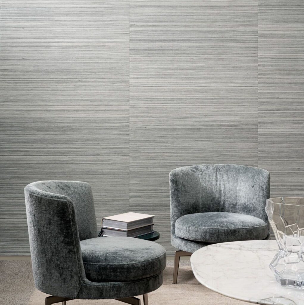 Twee fluwelen stoelen en een marmeren tafel in een moderne ruimte met Arte All Naturals Line 80711 wandbekleding.