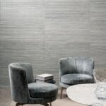 Twee fluwelen stoelen en een marmeren tafel in een moderne ruimte met Arte All Naturals Line 80711 wandbekleding.