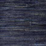 Donkerblauw behang met een horizontaal geweven textuur uit de Arte All Naturals Camago collectie.