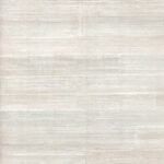 Licht beige behang met een subtiele textuur en horizontale strepen uit de Arte All Naturals Camago collectie.