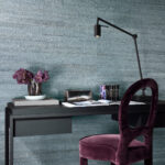 Moderne werkplek met Arte All Naturals Camago 14006 behang in blauwgroene tinten, zwarte schrijftafel en paarse fluwelen stoel.