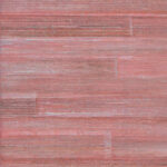 Roze en rood getint behang met een horizontaal lijnenspel uit de Arte All Naturals Camago collectie.