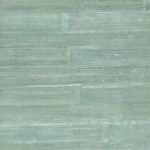 Groenblauw behang met een natuurlijke, horizontale textuur uit de Arte All Naturals Camago collectie.