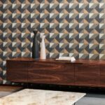 Modern interieur met een Arte Atelier Cosma geometrisch patroonbehang, een houten dressoir en decoratieve vazen.