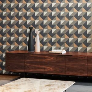 Modern interieur met een Arte Atelier Cosma geometrisch patroonbehang, een houten dressoir en decoratieve vazen.