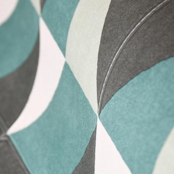 Close-up van het geometrische patroon van het Arte Atelier Cosma2 behang in grijs, wit en turquoise.