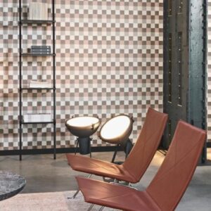 Interieur met leren designstoelen, industriële lampen en een wand met geometrisch Arte Atelier Plaza2-behang.