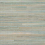 Behang met een horizontaal patroon van verweerde, houtachtige stroken in groenblauwe en beige tinten uit de Arte Casalian 14020 collectie.