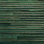 Donkergroen behang met horizontale, lijnvormige patronen uit de Arte Casalian-collectie.
