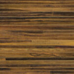 Behangpatroon Arte Casalian 14022 met horizontale strepen in warme houttinten en fijne textuur.