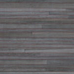 Grijsblauw Arte Casalian 14026 behang met horizontale, houtachtige stroken en een subtiele textuur.