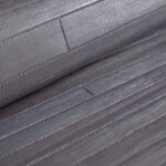 Detail van het Arte Casalian 14026 behang met een textuur van horizontale, glanzende en fijn geweven stroken in grijstinten.