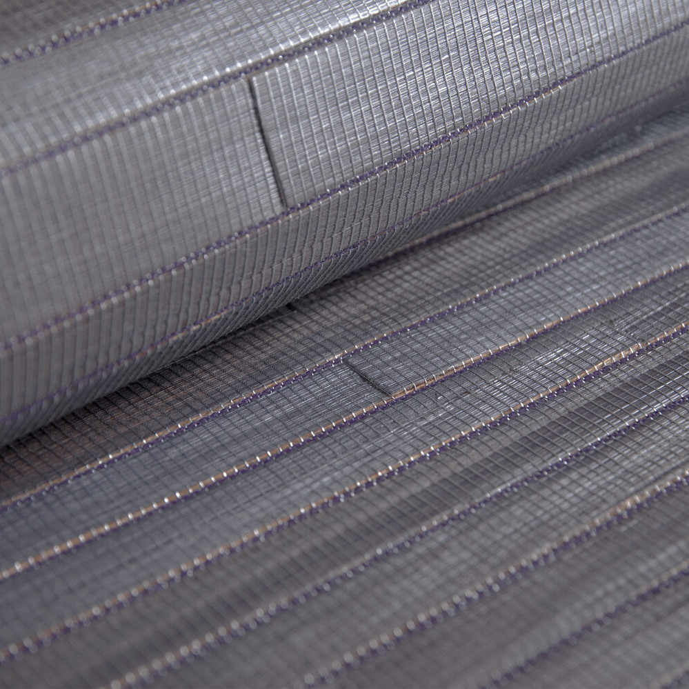 Detail van het Arte Casalian 14026 behang met een textuur van horizontale, glanzende en fijn geweven stroken in grijstinten.