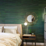 Sfeervolle slaapkamer met Arte Casalian 14029 behang in groentinten, een modern bed en een stijlvolle nachtkast met spiegel.