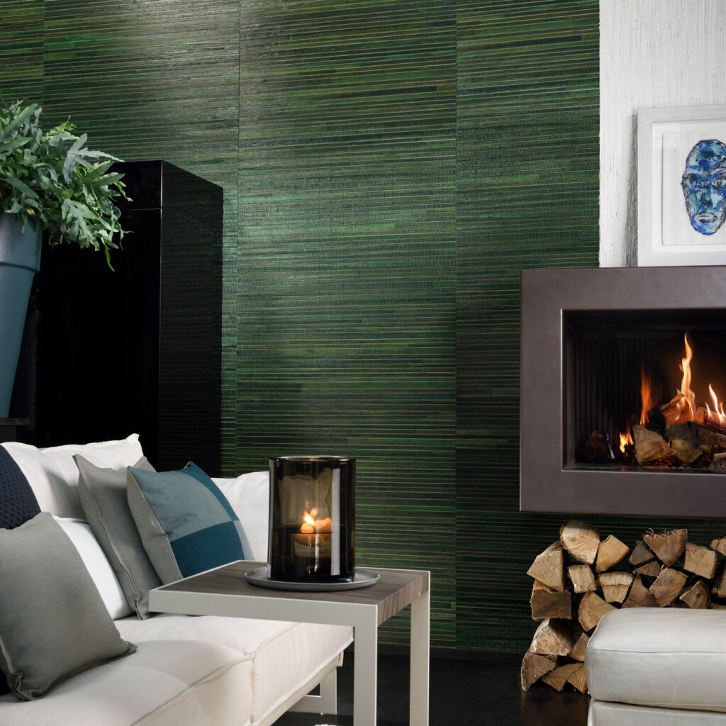 Moderne woonkamer met Arte Casalian 14029 groen behang, een brandende open haard en een stijlvolle zithoek.