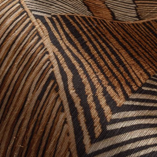 Detailopname van het Arte Chintz behang uit de Essentials Les Tricots 73201 collectie met een grafisch patroon in bruin- en zwarttinten.