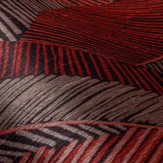Close-up van het Arte Chintz behang uit de Essentials Les Tricots collectie met een abstract patroon in rood- en bruintinten.