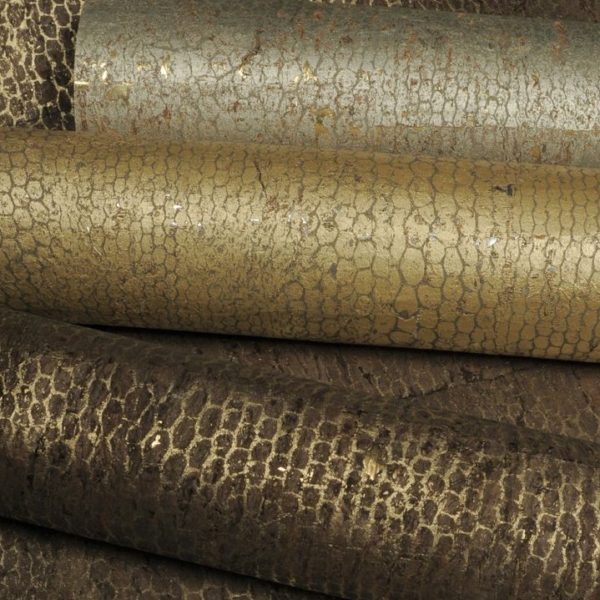 Opgerolde goud- en bronskleurige Arte Cobra-behangrollen met een glanzend slangenhuidpatroon.