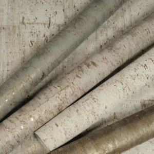 Rolletjes Arte Cobra behang met een metallic houtstructuur in natuurlijke tinten.