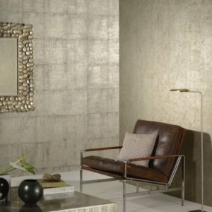 Stijlvolle zithoek met een leren fauteuil, moderne verlichting en metallic Arte Cobra CA3 wandbekleding.