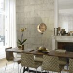 Moderne eetkamer met Arte Cobra CA3-behang, houten tafel, patroonstoelen en decoratieve verlichting.