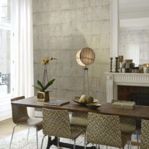 Moderne eetkamer met Arte Cobra CA3-behang, houten tafel, patroonstoelen en decoratieve verlichting.