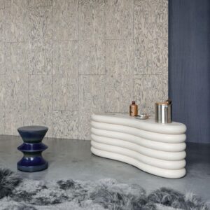 Moderne interieursetting met Arte Coti 30801 muurbekleding, golvende witte balie, donkerblauwe kruk en grijs vloerkleed.