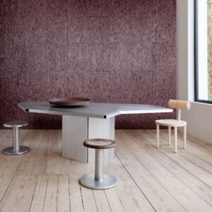 Modern interieur met een metalen tafel, designstoelen en Arte Coti_30803-behang met een houtnerfstructuur op de achtergrond.