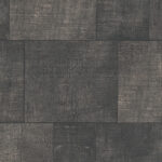 Donkergrijs rechthoekig patroonbehang uit de Gitane-collectie van Arte met een textuur die doet denken aan verweerd textiel.