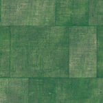 Groen behang uit de Gitane-collectie van Arte, met een patroon van rechthoekige textuurvlakken in verschillende groentinten.
