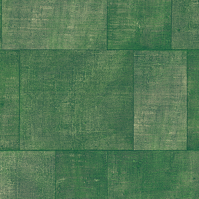 Groen behang uit de Gitane-collectie van Arte, met een patroon van rechthoekige textuurvlakken in verschillende groentinten.