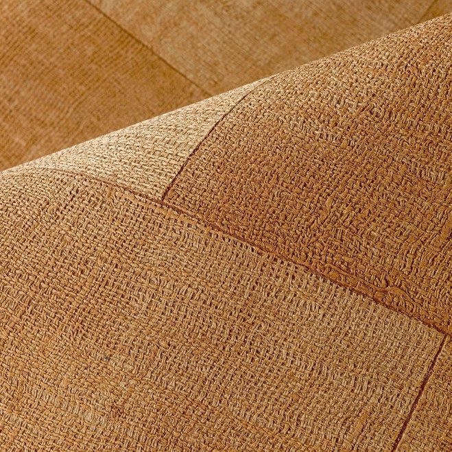 Detail van het Arte Cuadro behang uit de Gitane collectie in een okerkleurige geweven textuur.