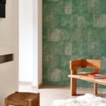 Moderne interieurhoek met groen Arte Cuadro behang uit de Gitane collectie, houten meubels en natuurlijke accenten.