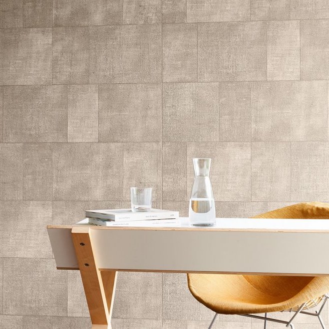 Moderne interieursetting met Arte Cuadro behang uit de Gitane collectie in zandkleur, een houten bureau en een designstoel.