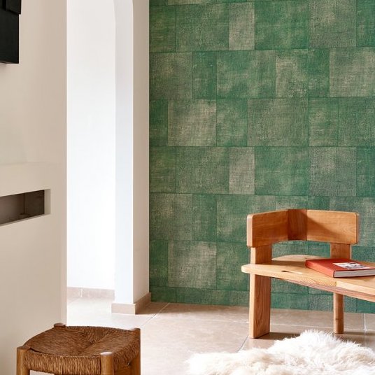 Moderne interieurhoek met groen Arte Cuadro behang uit de Gitane collectie, houten meubels en natuurlijke accenten.