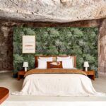 Sfeervolle slaapkamer met het groene Arte Diore 48010 behang uit de Les Forêts collectie als accentmuur.